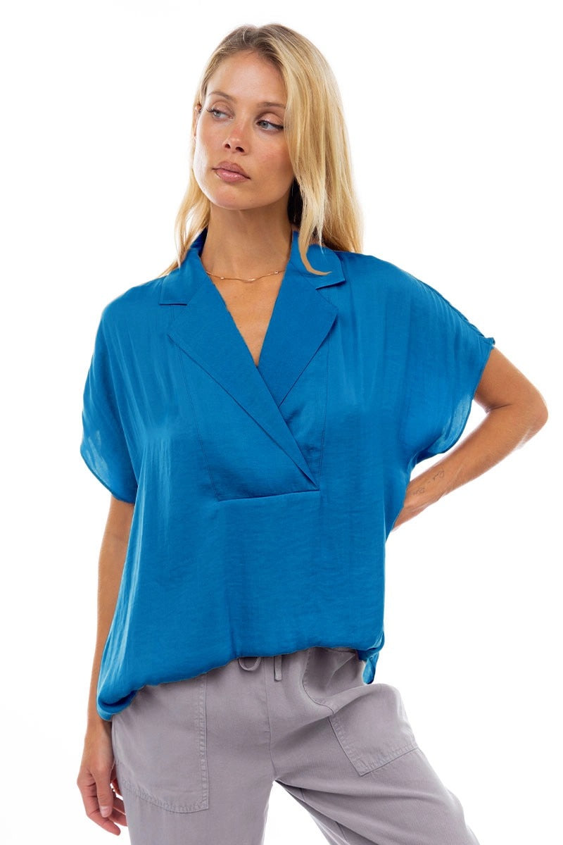 Blusa satinada cruzada manga corta