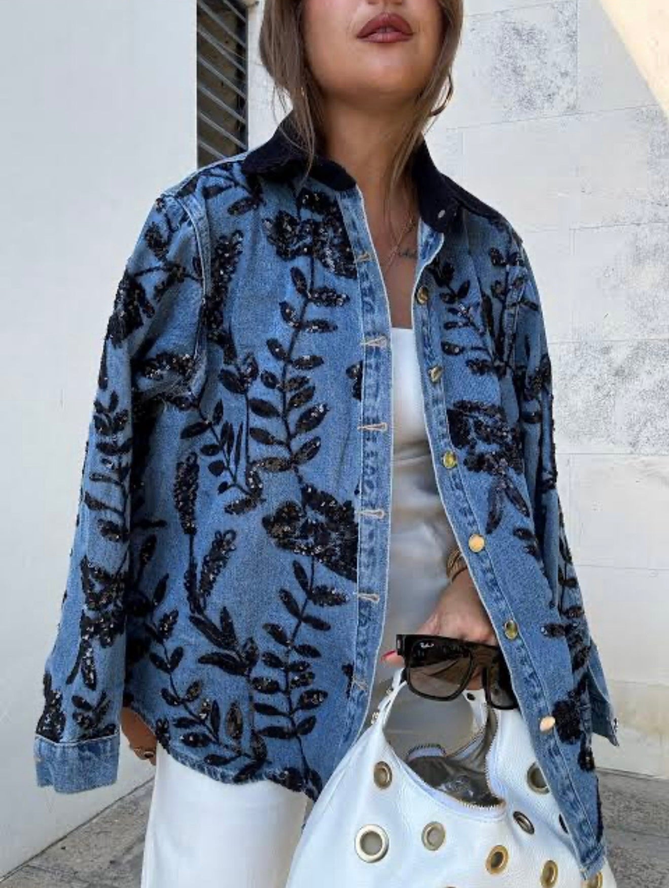 Camisa de mezclilla con bordado de lentejuelas florales
