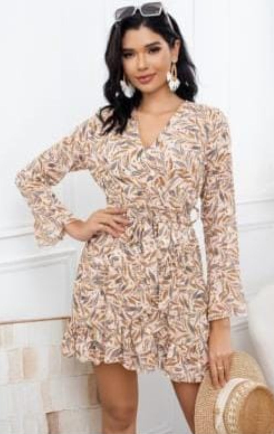 Vestido corto cruzado con estampado de hojas