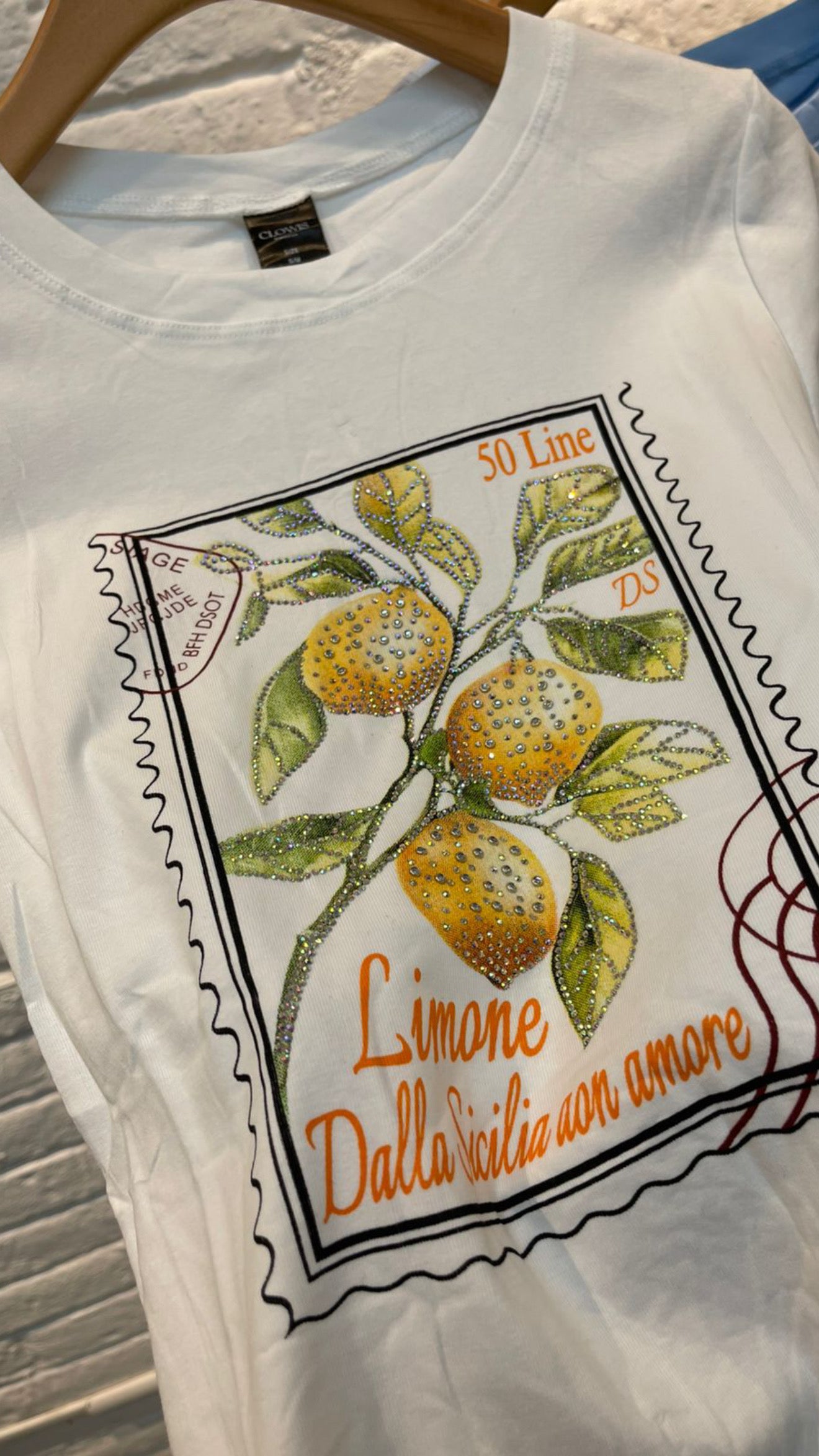 Playera blanca estampada “Limone” con aplicaciones brillantes