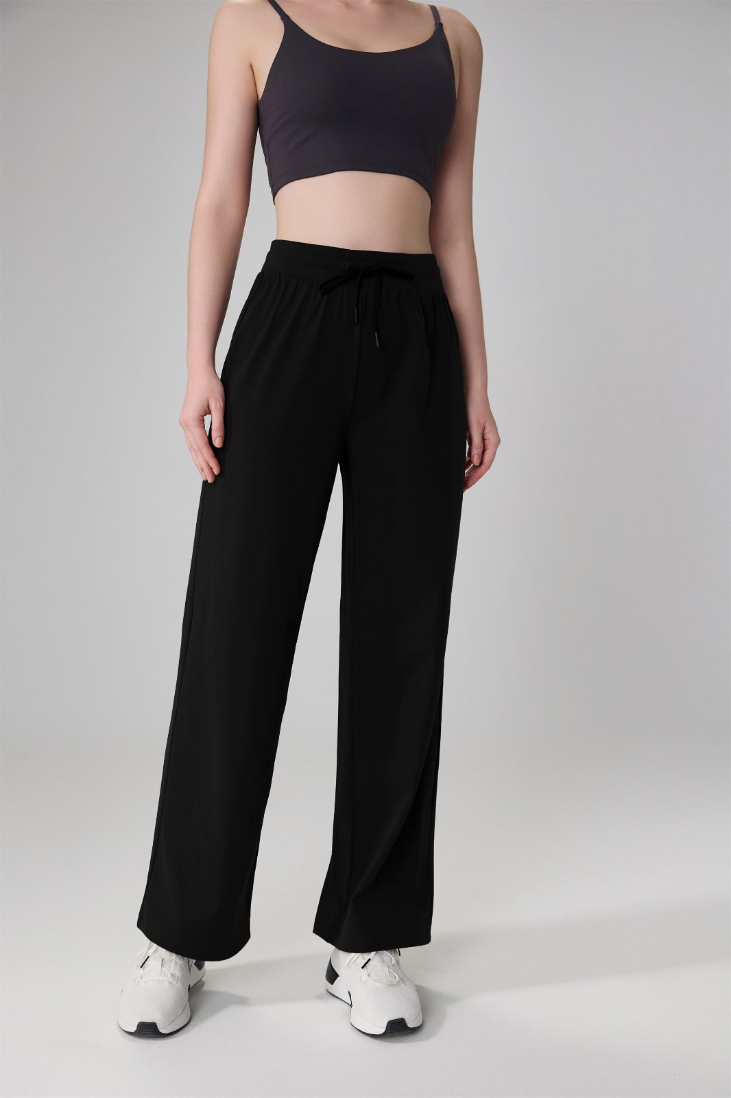 Pantalón deportivo negro de pierna amplia