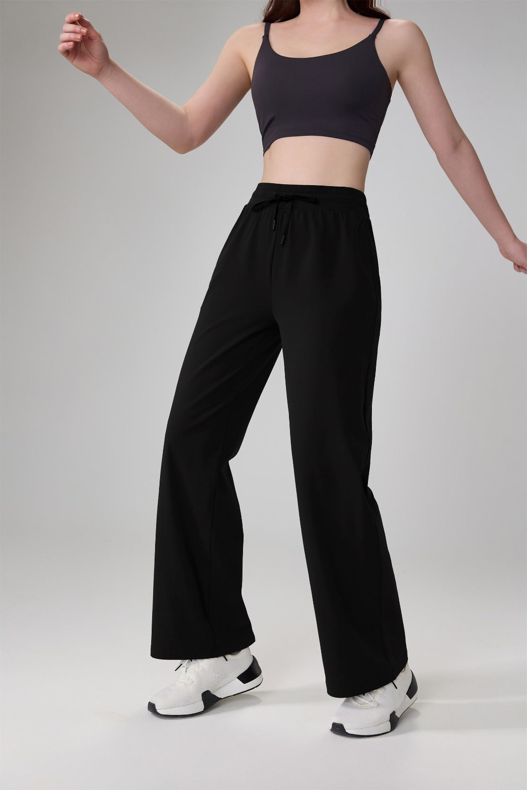 Pantalón deportivo negro de pierna amplia