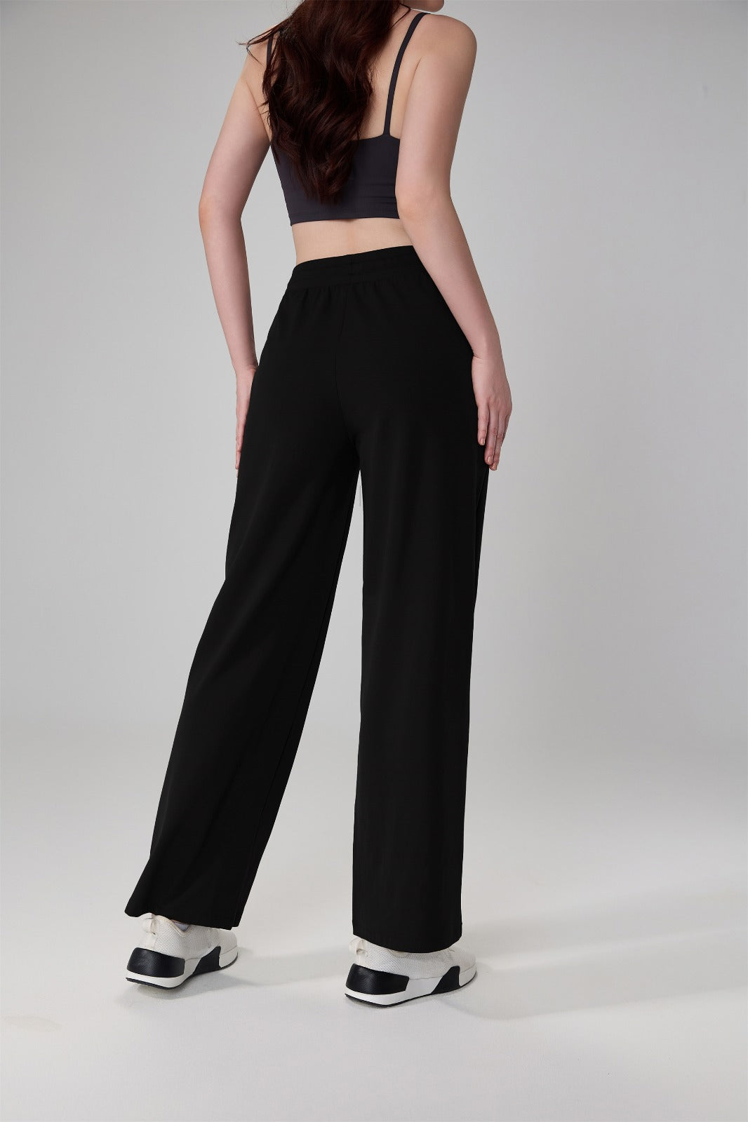 Pantalón deportivo negro de pierna amplia