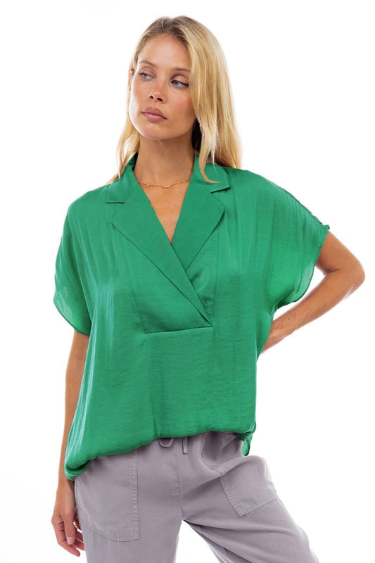 Blusa satinada cruzada manga corta