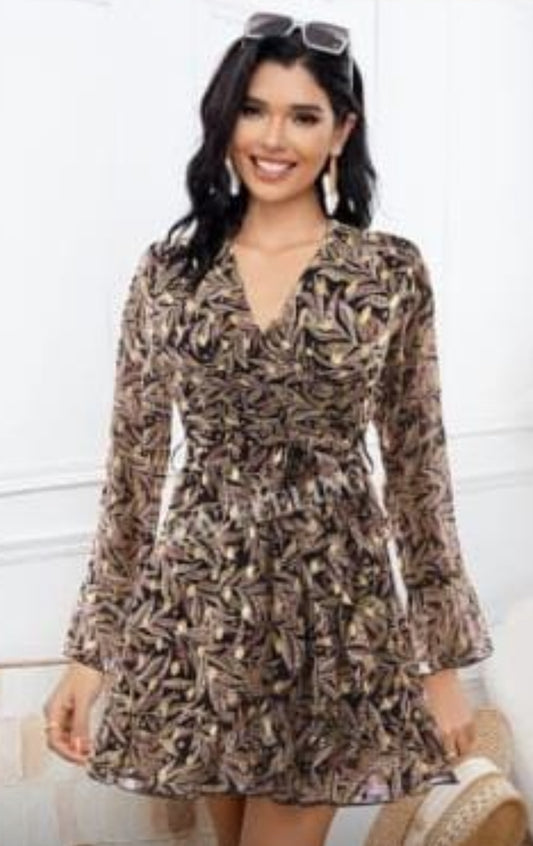 Vestido corto cruzado con estampado de hojas