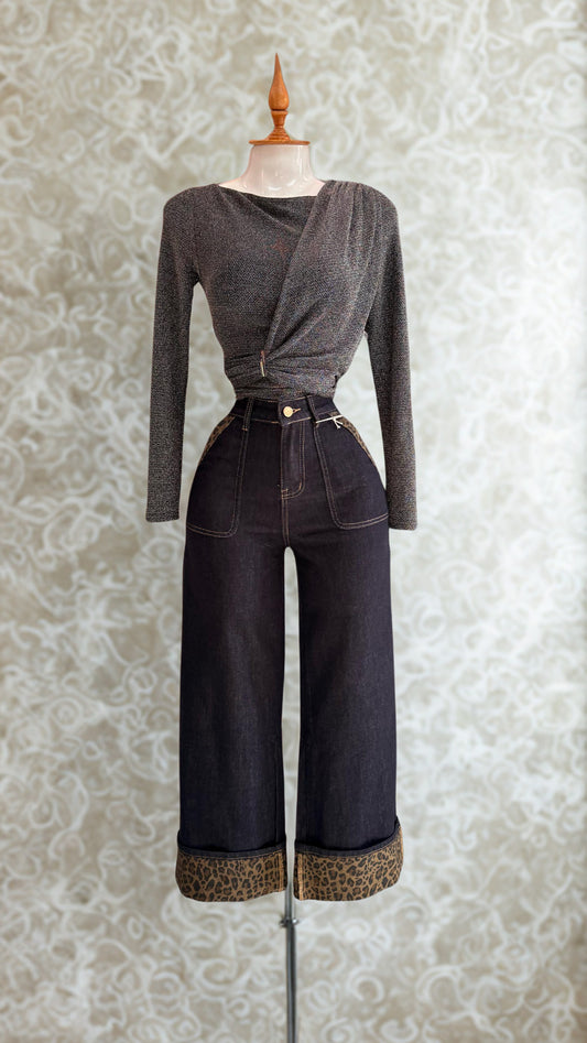 Jeans wide leg con valenciana y detalle animal print