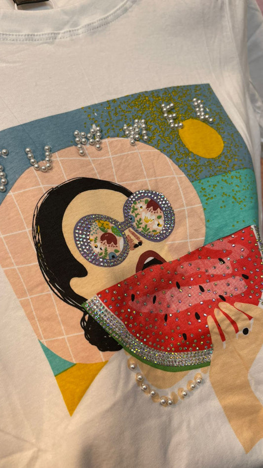 Playera blanca estampada “Summer” con aplicaciones de perlas y brillantes