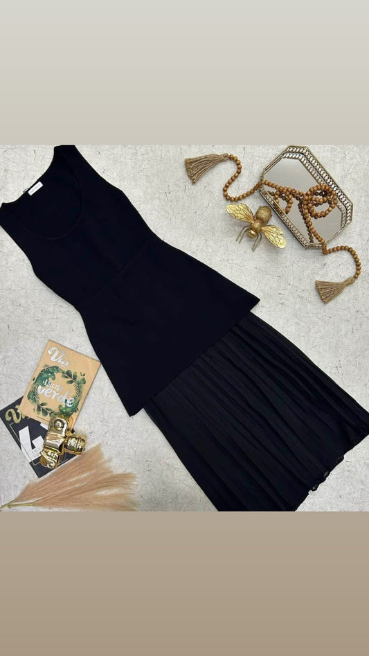 Vestido sin mangas con falda plisada